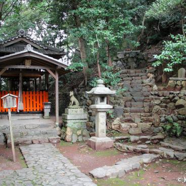Ujigami-jinja, Secondary shrine and Kitsune fox statues