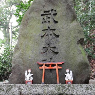 Ujigami-jinja, Stele and Kitsune fox statues