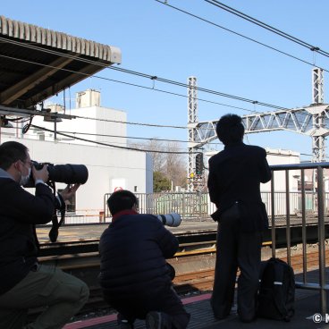 Asagaya Station (Tokyo), Tori-tetsu taking pictures of trains 2