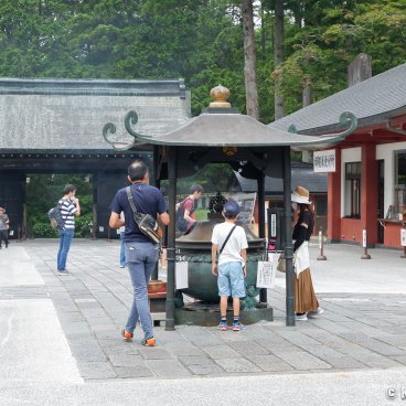 Rinno-ji (Nikko), Visitors at the incense burner on the temple's main esplanade in Covid times