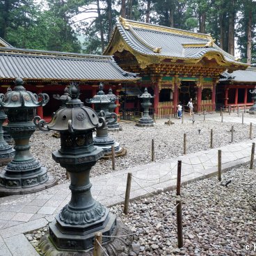 Taiyuin (Nikko), Lanterns and Yashamon Gate