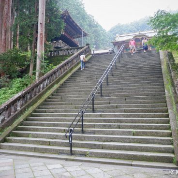 Taiyuin (Nikko), Stairway at the foot of Yashamon Gate and main esplanade