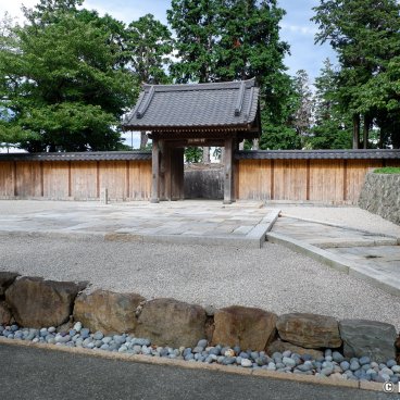 Enoura Observatory (Odawara), Meigetsu gate at the entrance of the museum