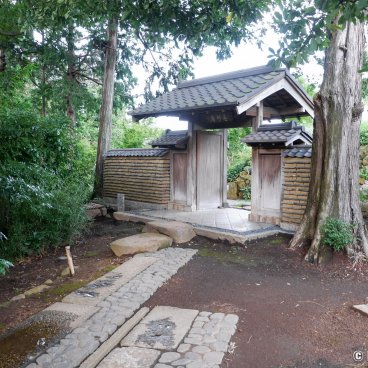 Enoura Observatory (Odawara), Traditional Japanese gate