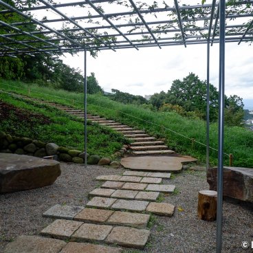 Enoura Observatory (Odawara), Paved walkway and view on the coastline