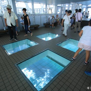 Naruto Whirlpools, Glass floor in Uzu no Michi's observation room