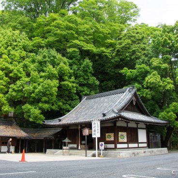 Hozan-ji (Nara), Parking and entrance of the temple