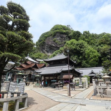 Hozan-ji (Nara), Main esplanade of the temple