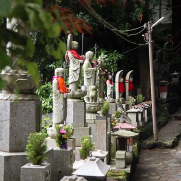 Hozan-ji (Nara), Jizo statues in the temple's graveyard