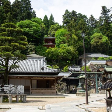 Hozan-ji (Nara), Main esplanade of the temple 2