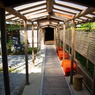 Josho-ji (Kyoto), Covered passageway with benches to seat for a tea