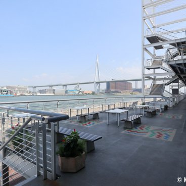Tempozan (Osaka), Tempozan Marketplace shopping mall's outdoor facilities on the bay