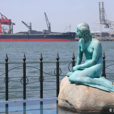 Tempozan (Osaka), Mermaid statue looking at the bay