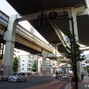 Meguro Sky Garden, View on the aerial highways at the entrance of the suspended garden
