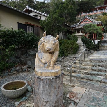 Wakaura Tenmangu (Wakayama), Ox statue at the entrance of the shrine