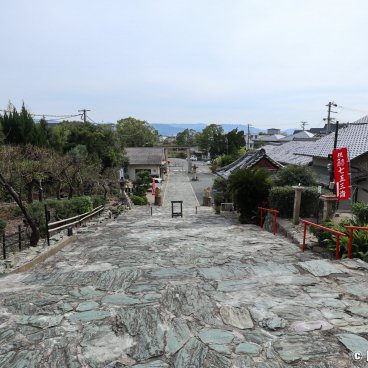 Wakaura Tenmangu (Wakayama), Ascend on the shrine's stone stairway