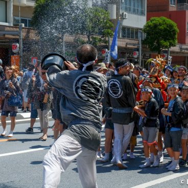 Fukagawa Hachiman Matsuri, People splashing water on the matsuri participants