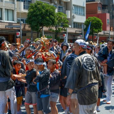Fukagawa Hachiman Matsuri, Mikoshi procession including children and adults