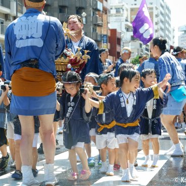 Fukagawa Hachiman Matsuri, Water splashing on the children's mikoshi procession