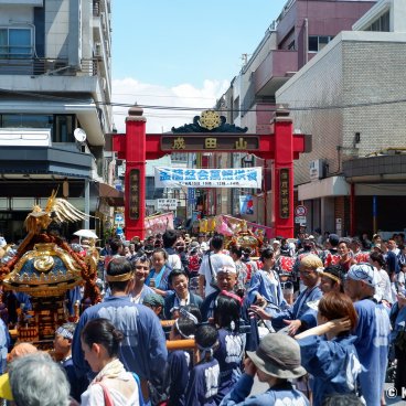 Fukagawa Hachiman Matsuri, Crowd at the entrance of Naritasan Fukagawa Fudodo temple