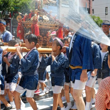 Fukagawa Hachiman Matsuri, Little girl spraying water on the matsuri participants 2
