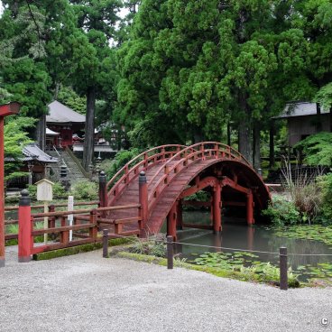 Kongosho-ji (Mount Asama in Ise), View of the temple's grounds and taiko-bashi red bridge