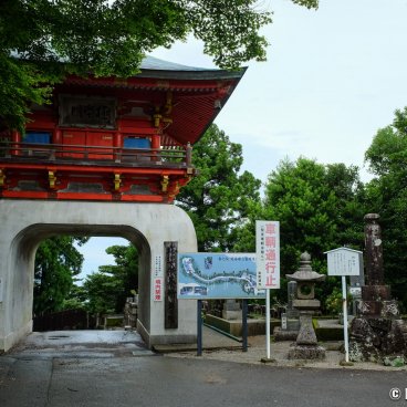 Kongosho-ji (Mount Asama in Ise), Gokurakumon gate to Okunoin and the cemetary