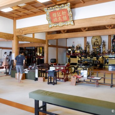 Komyo-ji (Kamakura), Barefoot visitors inside the temple