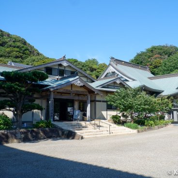 Komyo-ji (Kamakura), Esplanade and worshipping hall