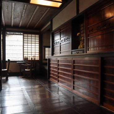 Kawai Kanjiro’s House (Kyoto), Chiaroscuro interior with wood flooring and dark wood furniture
