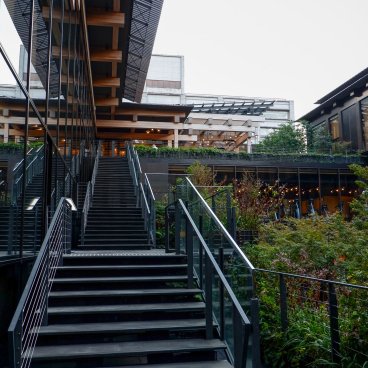 Shinpuhkan (Kyoto), Outdoor stairway in the shopping center's patio