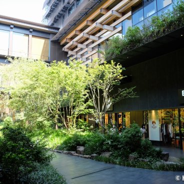 Shinpuhkan (Kyoto), View on the Beams Japan shop and the inner garden