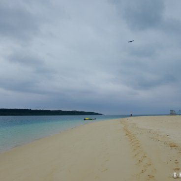 Yonaha-Maehama Beach (Miyako-jima), View on the sand and the planes