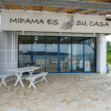Yonaha-Maehama Beach (Miyako-jima), Cafe-restaurant Mipama es su casa