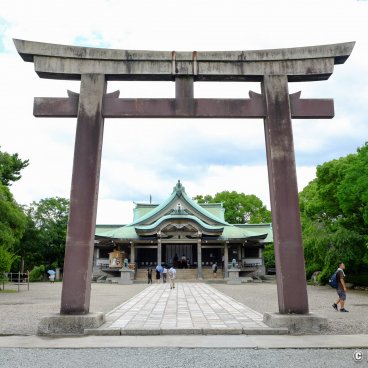Hokoku-jinja (Osaka), Torii gate and main pavilion of the shrine