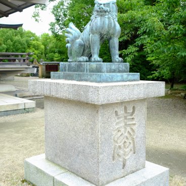 Hokoku-jinja (Osaka), Komainu guardian statue