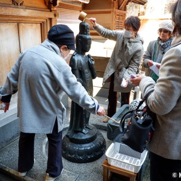 Sugamo (Tokyo), Worshipers pouring water on the Arai Kannon statue at Kogan-ji temple