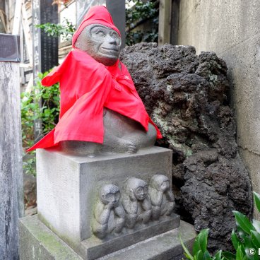 Sugamo (Tokyo), Monkey guardian statue at Sugamo Sarutahiko Okami Koshin-do shrine