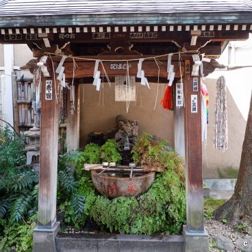 Sugamo (Tokyo), Purification fountain at Sugamo Sarutahiko Okami Koshin-do shrine