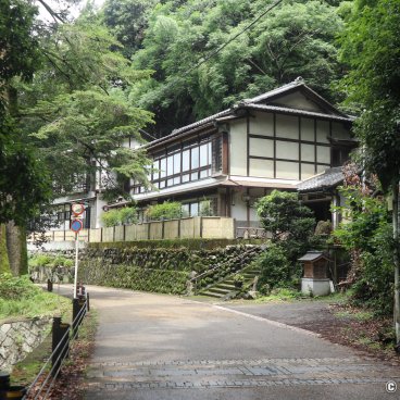 Amagase Dam (Uji), On the side of the walking path