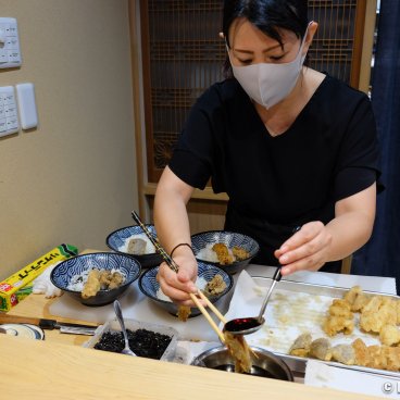 Tempura Tobari, Preparation of a tempura rice bowl (tendon)