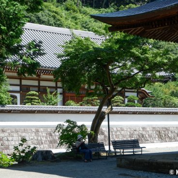 Engaku-ji (Kamakura), Bench protected from the summer sun by the Sanmon gate