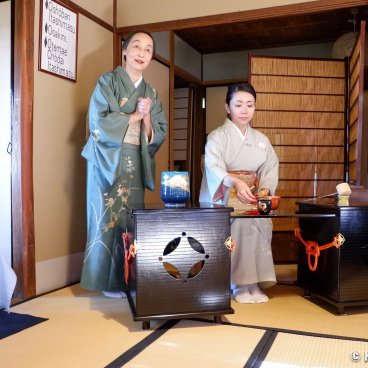 Gyokusen-en (Kanazawa), Madame Nishida performing as the tea ceremony master