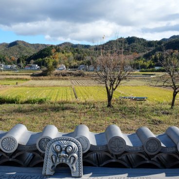 Koyo Seiga (Himeji), Ibushi tiles and traditional ceramic decorations 2