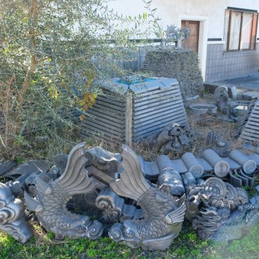 Koyo Seiga (Himeji), Ibushi tiles and traditional ceramic decorations