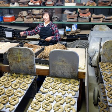 Koyo Seiga (Himeji), Demonstration of Ibushi tile making 2
