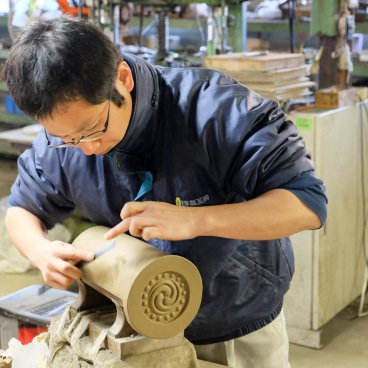 Koyo Seiga (Himeji), Craftsman making an Ibushi tile