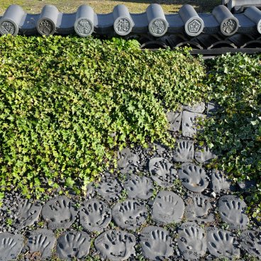 Koyo Seiga (Himeji), Visitors' hands imprint on the tiles