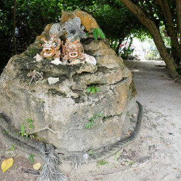 Higashi-Hennazaki Cape (Miyako-jima), Shisa statues at Aragusuku Beach