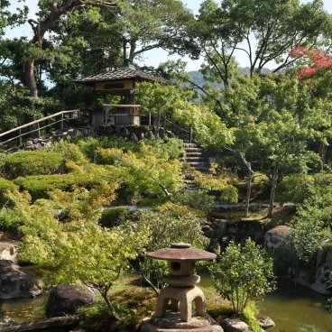 Yoshiki-en (Nara), Garden and pond